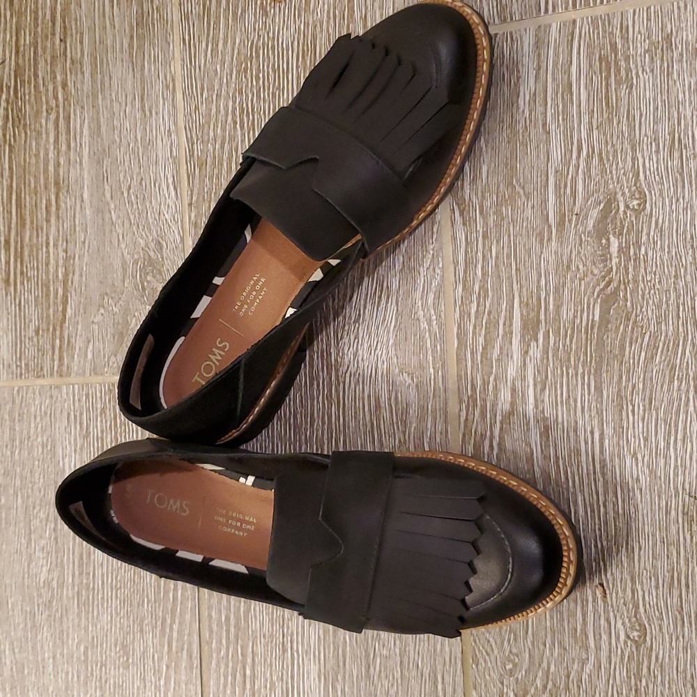 EUC TOMS women's black loafer size 7